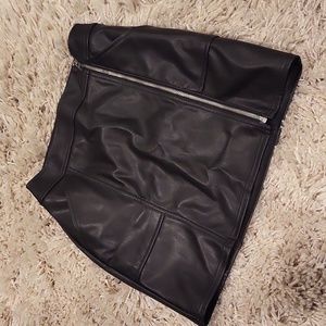 Vegan leather skirt W/ Pockets!